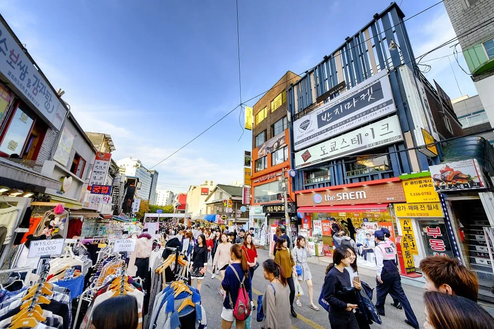 ที่เที่ยวเกาหลี ย่านช้อปปิ้งฮงแด